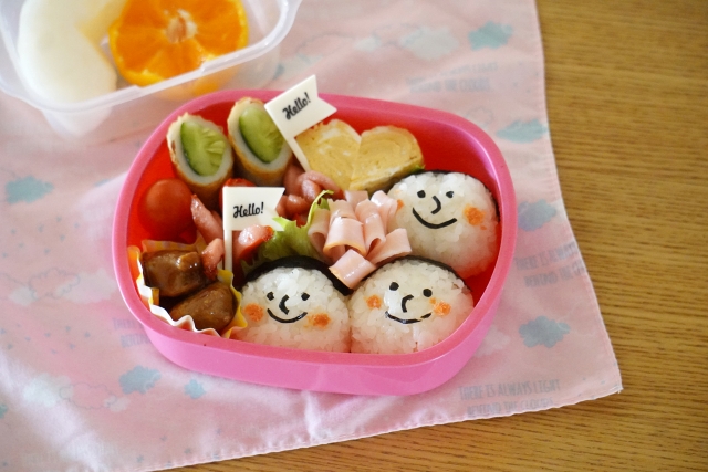 アンパンマンピックのようなものが飾られたお弁当