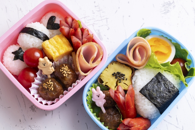 アンパンマンピックのようなものが飾られたお弁当