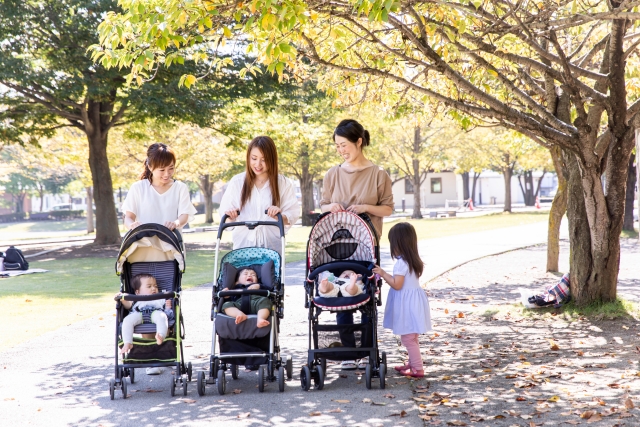 公園で遊ぶ親子