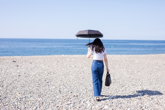 日傘をさしている女性