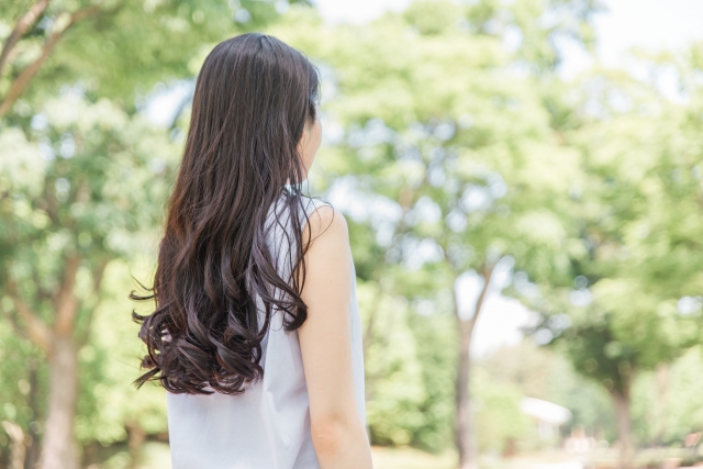 木立の中に佇む女性