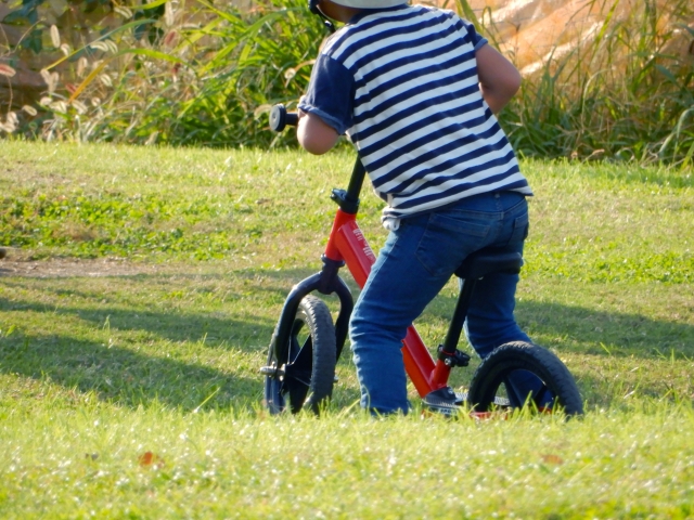 自転車に乗る子供