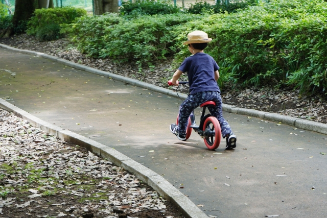 ストライダーに乗る子供