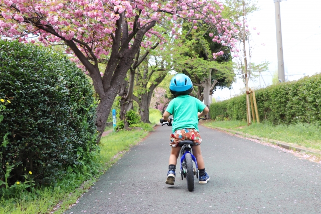 ストライダーに乗る子供